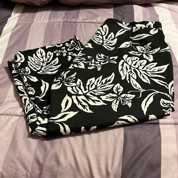 CUTE!  Women’s Capris - Picture 1 of 4